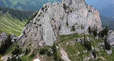 Beeindruckende Felskulisse im Voralpenland: Blankenstein vom Risserkogel-Abstiegsweg gesehen.