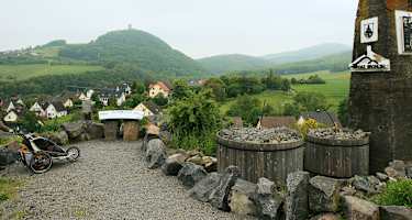Vom Neuen Maarhof hat man einen Panoramablick auf die Ruine Olbrück.