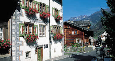 Beim Suworow-Haus in Elm beginnt der Weg zum Panixerpass.