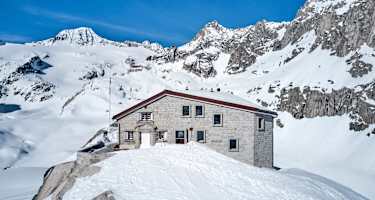 Die Albert-Heim-Hütte im Winter