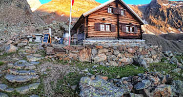 Die Bietschhornhütte liegt im magischem Lötschental, auf einer Höhe von 2.565 m