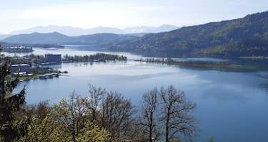 Blick hohe Gloriette auf Pörtschach