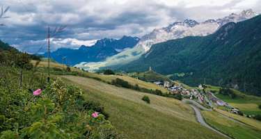Blick über Ardez und Tarasp nach Tarasp und auf die Unterengadiner Dolomiten