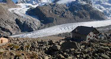 Die Bovalhütte vor der imposanten Gletscherwelt
