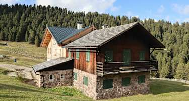 Die Brogles Hütte im Frühling