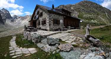 Die Jenatschhütte in grandioser Lage.
