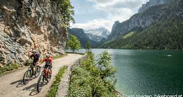 Zwei Radfahrer am Ufer des Gosausees in Oberösterreich