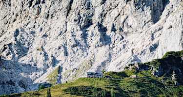 Blick auf die Dachstein-Südwand-Hütte
