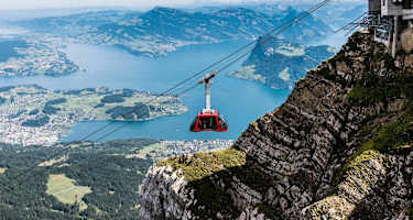 Fahrt mit der Luftseilbahn 'Dragon Ride' Fraekmuentegg - Pilatus Kulm mit Sicht auf den Vierwaldstaettersee.