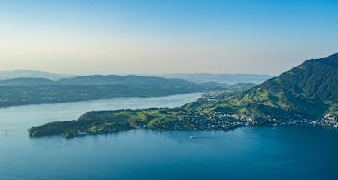 Sicht vom Bürgenstock auf den Vierwaldstättersee während der Wanderung entlang des Waldstätterweg, Etappe 5 Alpnachstad - Bürgenstock
