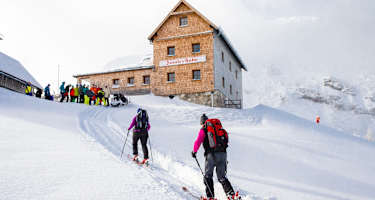 Tourengeher auf dem Weg zur Dümlerhütte
