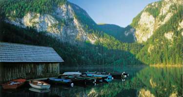 Bootshaus und Boote am Gleinkersee in Oberösterreich