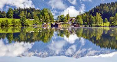 Blick zum Gasthaus Seebauer am Gleinkersee in Oberösterreich