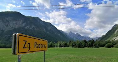 Blick von der Ortschaft Zgornja Radovna in die sich weitende Krma - dahinter der Debela peč und ganz hinten der Draški vrh