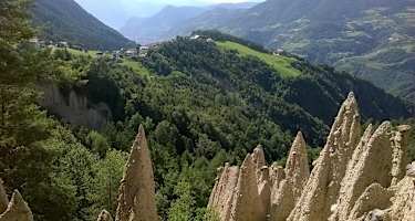 Im Vordergrund die Erdpyramiden von Steinegg im Eggental, im Hintergrund das Eggental