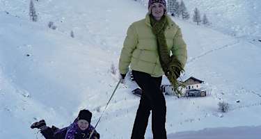 Winterwandern mit Schlitten und Kind