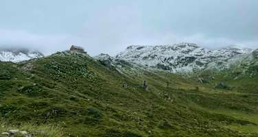 Die Franz-Fischer-Hütte mit frisch angezuckerter Bergkulisse