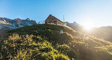 Die Franz-Fischer-Hütte im Licht der Abendsonne