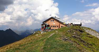 Die Gamskarkogelhütte steht in traumhafter Aussichtsalge.