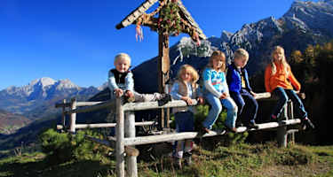 Halsalm-Kreuz mit Kindern