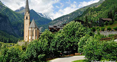 Heiligenblut mit dem Blick auf die Pfarrkirche mit Großglockner im Hintergrund. Wohl eines der bekanntesten Fotomotive in Österreich und Ausgangspunkt der Wanderung.