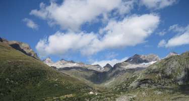 Die Berliner Hütte. Im Hintergrund links die Zsigmondyspitze, rechts der kleine und große Mörchner