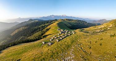 Almdorf am östlichen Karnischen Kamm entlang der Milchstraße am Karnischen Höhenweg.
