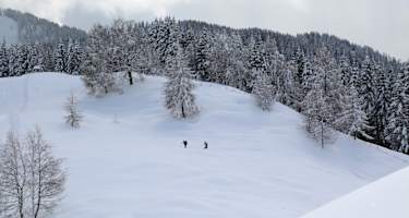 Verschneite Hänge am Weissensee