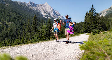 Familienwanderung im Gaistal: Familie spielt Engelchen