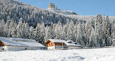 Die Malga Peziè de Parù in verschneiter Winterlandschaft bei Cortina.