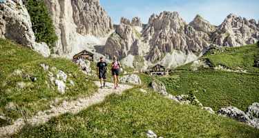 Gemütlich geht es auf erst breitem Weg von der Rotwandhütte zum Einstieg des Masarè-Klettersteiges.