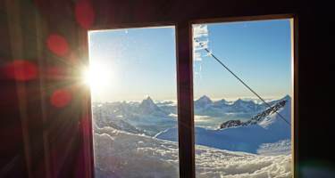 Feinstes Westalpenpanorama vom Hüttenfenster aus.