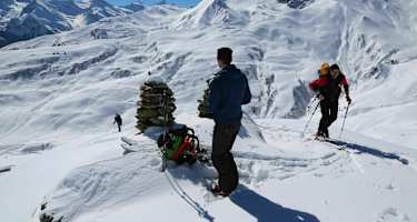 Im Anstieg in den tief verschneiten Tuxer Alpen
