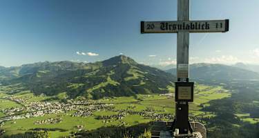 Sommerlandschaft Niederkaiserkamm mit Gipfelkreuz