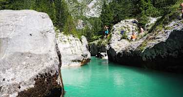 An der oberen Soča kann man hervorragend in den Fluss springen