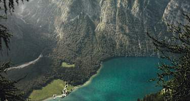 Blick über Königssee zur Wallfahrtskirche St. Bartholomä