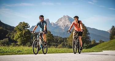 Zwei Radfahrer auf dem Weg von Berchtesgaden nach Salzburg - im Hintergrund der Watzmann