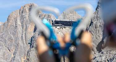 Blick durch die Klettersteigkarabiner auf die Bergstation der Dachstein Gletscherbahn