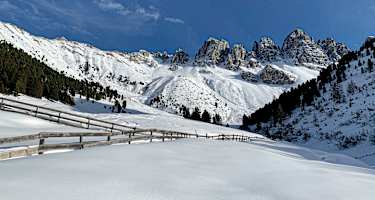 Blick von der Kemater Alm zu den Kalkkögel. Links, hinter dem Waldstück, kommt man vom Hoadl herab.