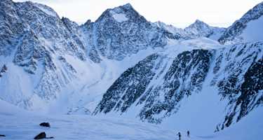 Um das Westfahlenhaus gibt es etliche lohnende Skihochtouren. Diese beiden Skitourengeher sind auf dem Weg zum Hohen Seeblaskogel (3.235 m). Obwohl die Schneelage auf diesem Bild noch mager ist (Frühwinter), ist das Bild selbst sehr repräsentativ für den Sellrain-Express und die Sellrainer Berge.