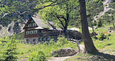 Die Silberkarhütte liegt im Herzen des Dachstein-Massivs.