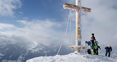 Gipfelkreuz am Stuckkogel bei Kitzbühel, Blick Richtung Hahnenkamm