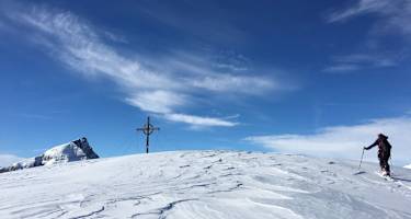 Die letzten Meter zum Gipfelkreuz am Muttenkopf