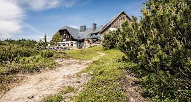 Die gemütliche Sonnschienhütte lädt zur wohlverdienten Einkehr ein.
