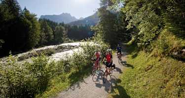 Blick auf Radler und Fluss bei Lofer