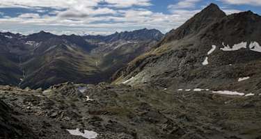 Von der Hochkarscharte auf das Abstiegsgelände, im Hintergrund Kleinbachtal und Großbachtal