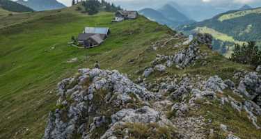 Am Gipfelgrat des Klausenberges, vor uns die alte Klausenhütte