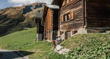 Pause in Puzzatsch vor dem Aufstieg zur Greina