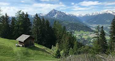 Aussicht im Anstieg zur Hochmahdalm auf die Serles und weit hinein ins Stubaital