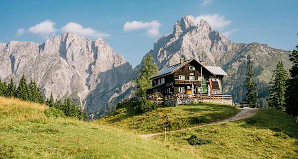 Die Mödlinger Hütte mit dem  Admonter Reichenstein